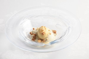 濃久里夢を使用した豆乳のブランマンジェ　トンカ豆の香り　胡麻のアイスとアマレッティ